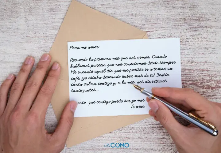 Una mano sostiene una pluma sobre una carta de amor para mi novio. El texto evoca el primer encuentro y la conexión instantánea.