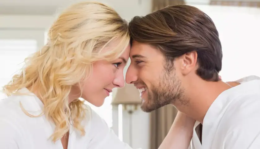 Una pareja se mira tiernamente, frentes juntas. Ella rubia, él moreno. Quizás ella busca en él la ternura que busca una mujer en un hombre.