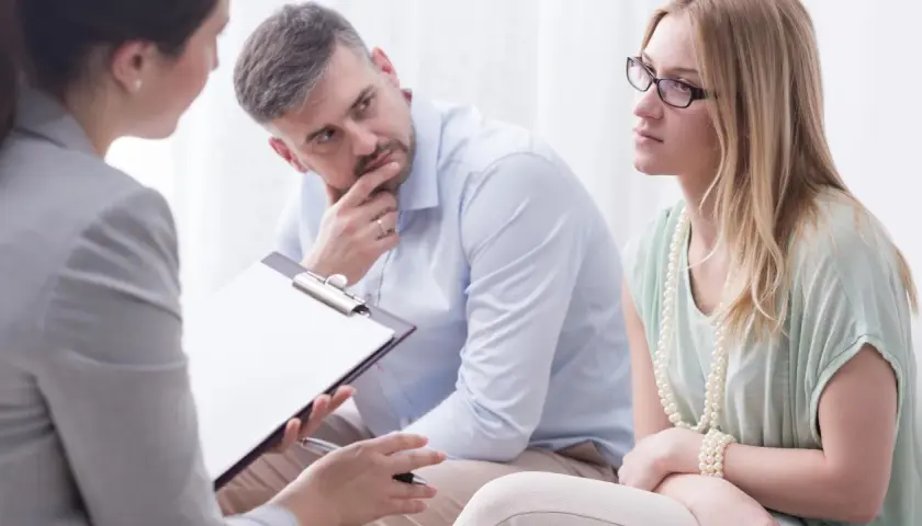 Pareja en terapia, reflexionando sobre cómo luchar por amor.