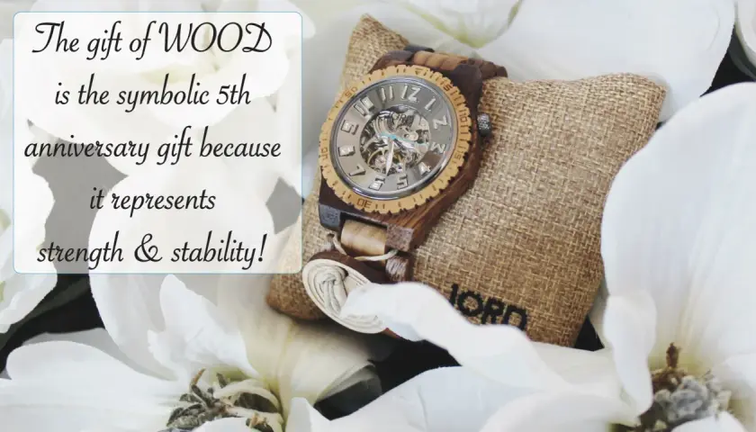 Reloj de madera, regalo simbólico que se celebra a los 5 años de casados, representa fuerza y estabilidad.