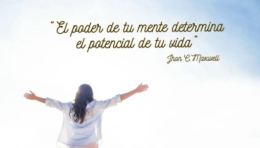 Mujer con brazos extendidos, inspirada por la frase "El poder de tu mente determina el potencial de tu vida". Fomenta los pensamientos positivos.