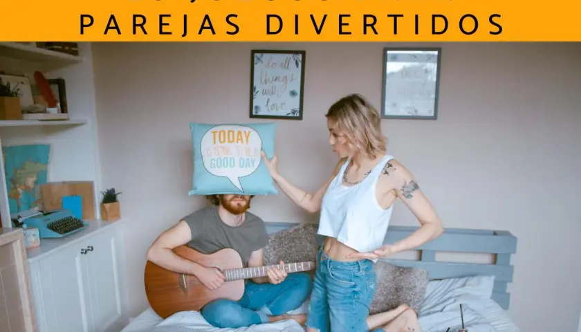 Pareja en cama, él toca guitarra con cojín en la cabeza, ella señala. Ideas de qué hacer con tu novio para no aburrirse.