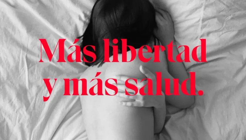 Persona durmiendo desnuda, abrazándose. El texto rojo dice "Más libertad y más salud.
