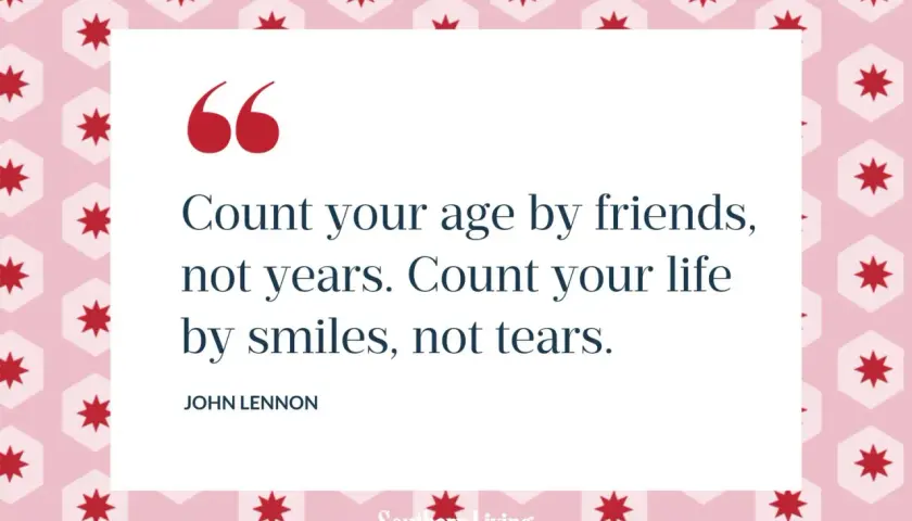 Frases cortas sobre tu sonrisa: "Cuenta tu edad por amigos, no por años. Cuenta tu vida por sonrisas, no por lágrimas." - John Lennon.