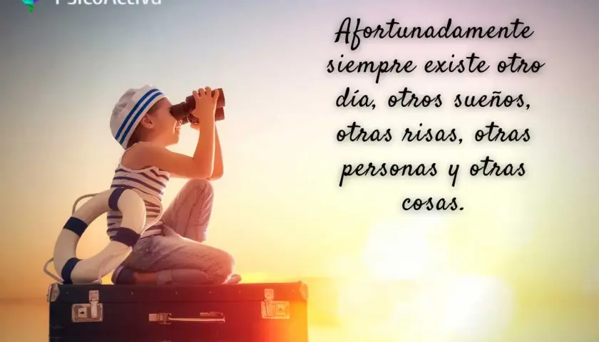 Niña marinera con prismáticos, sentada en una maleta, inspira frases positivas para un feliz y bonito día.