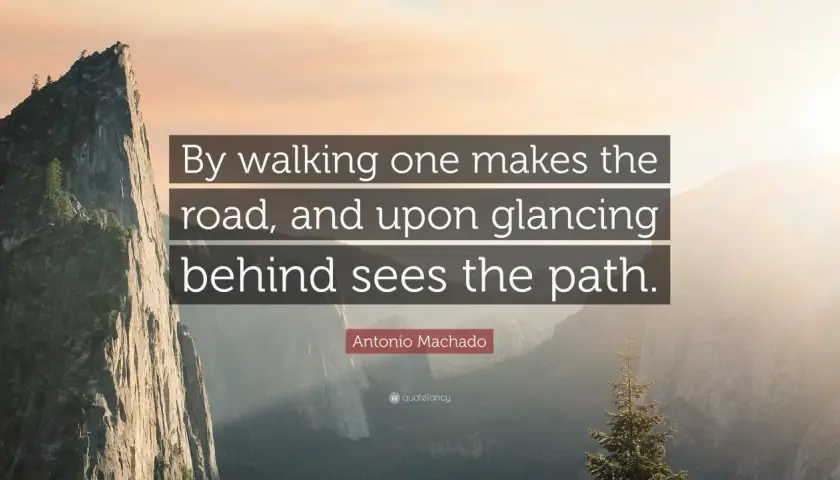 Paisaje montañoso con la cita de Antonio Machado: "Caminante, no hay camino, se hace camino al andar.
