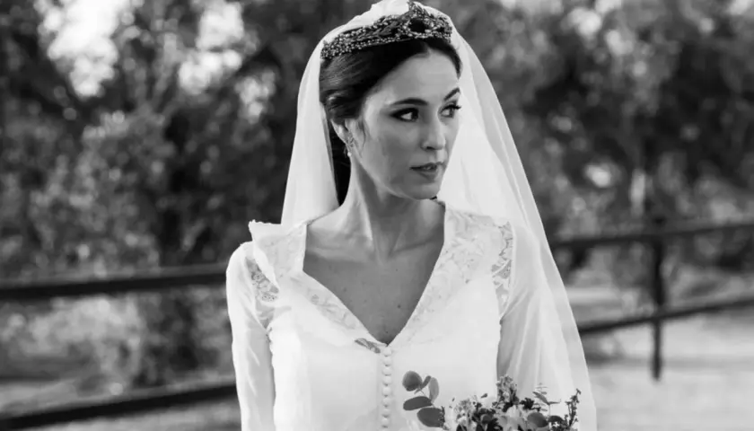La novia de Juan Miranda, con velo y ramo, luce radiante.