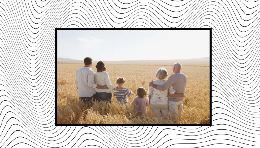 Familia reunida en un campo de trigo, unida por el amor. Reflexión frases familia.