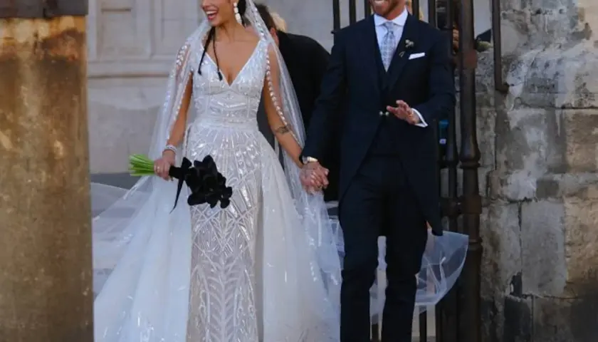 La feliz pareja en la boda de Pilar Rubio y Sergio Ramos. Ella luce un espectacular vestido de novia, él un elegante traje.