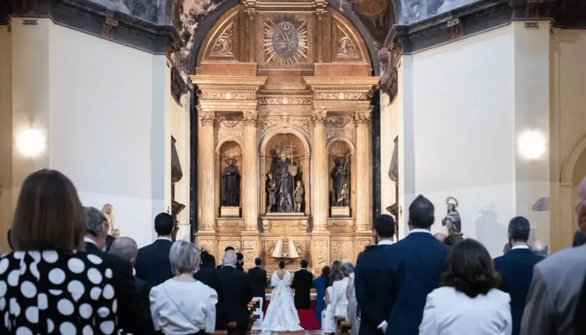 Novios frente al altar, invitados observan. Cumpliendo los requisitos para casarse por la iglesia, un día especial.
