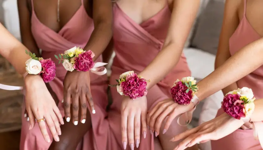 Manos con ramilletes florales, un detalle común en el bridal shower, simbolizando la unión y celebración.