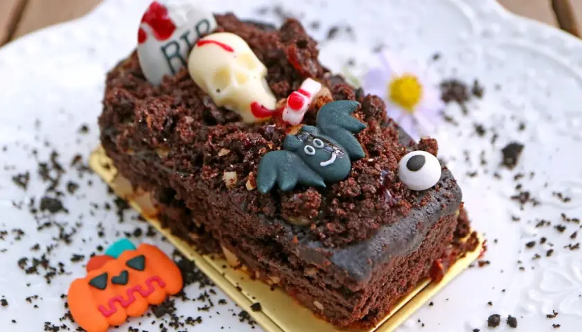 Tartas de Halloween originales: un postre de chocolate con calavera, murciélago y tumba, ¡perfecto para la noche de brujas!