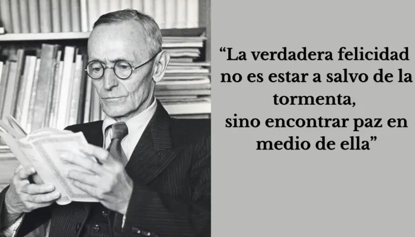 Un hombre mayor con gafas lee un libro, rodeado de estanterías. Una cita de Hermann Hesse frases inspira: "La verdadera felicidad no es estar a salvo de la tormenta, sino encontrar paz en medio de ella".
