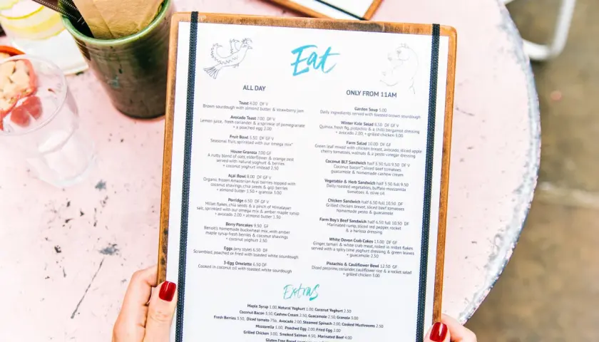 Un menú de restaurante con opciones para un menú para bautizo. Incluye platos como tostadas, ensaladas y sándwiches.