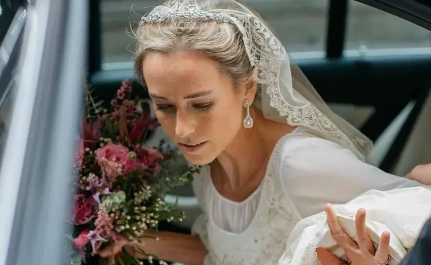 Pendientes de novia que favorecen sin recargar el look