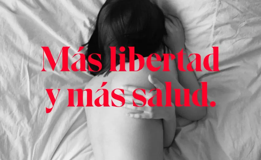Dormir sin ropa - cuándo ayuda y cuándo no compensa