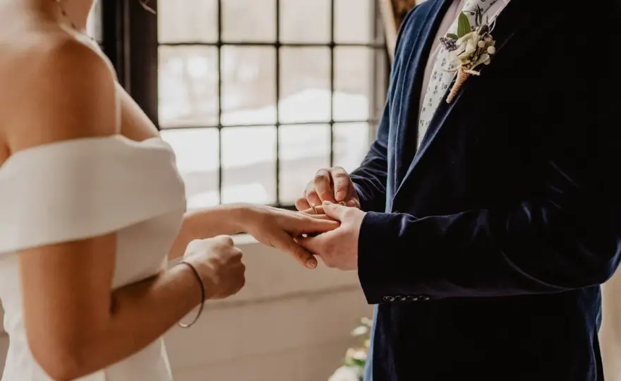 Quién puede oficiar una boda civil en España y qué debes saber
