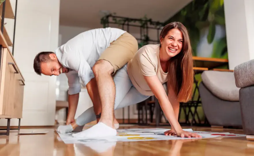 Juegos para jugar en pareja que rompen la rutina sin complicarse