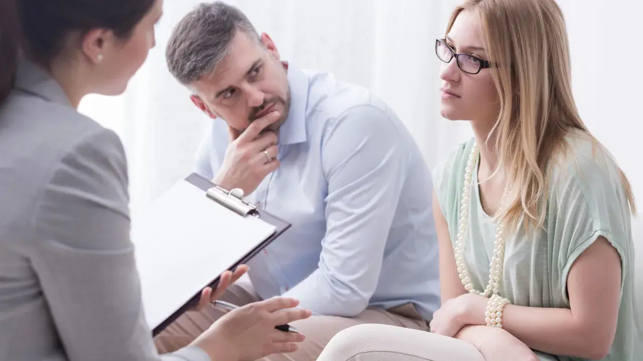 Pareja en terapia, reflexionando sobre cómo luchar por amor.
