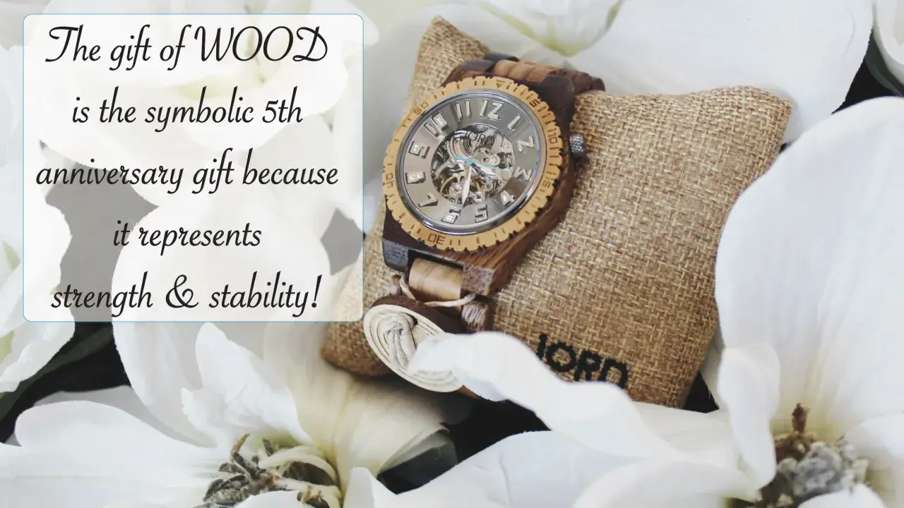 Reloj de madera, regalo simbólico que se celebra a los 5 años de casados, representa fuerza y estabilidad.
