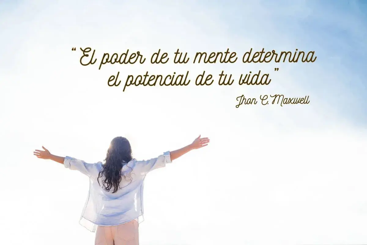 Mujer con brazos extendidos, inspirada por la frase "El poder de tu mente determina el potencial de tu vida". Fomenta los pensamientos positivos.