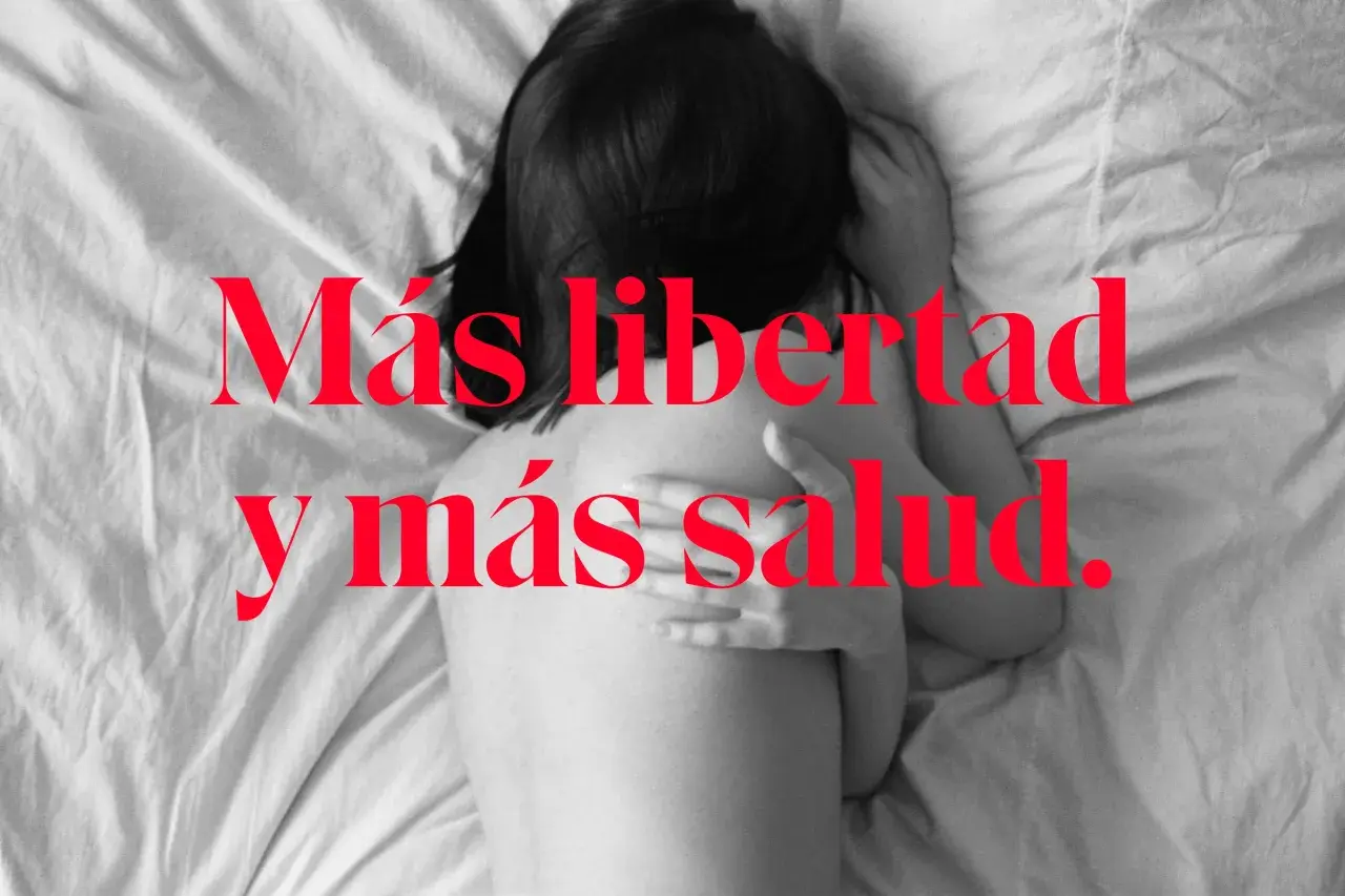 Persona durmiendo desnuda, abrazándose. El texto rojo dice "Más libertad y más salud.