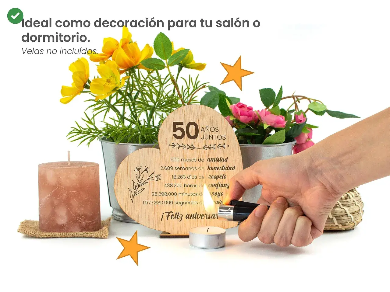 Corazón de madera con "50 Años Juntos" y detalles de flores. Un encendedor ilumina una vela, celebrando un feliz aniversario 50 años de casados.