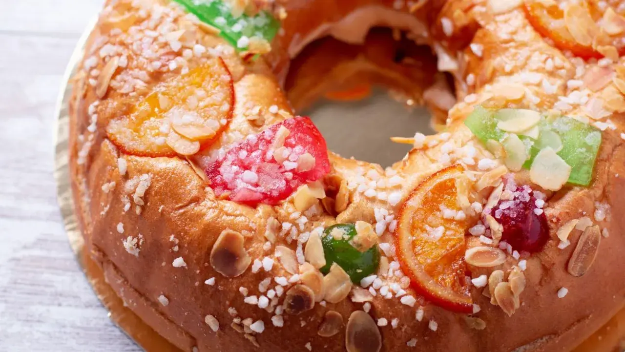 Rosca de Reyes decorada con frutas escarchadas y almendras. ¡Se puede congelar el roscon de reyes para disfrutarlo más tarde!