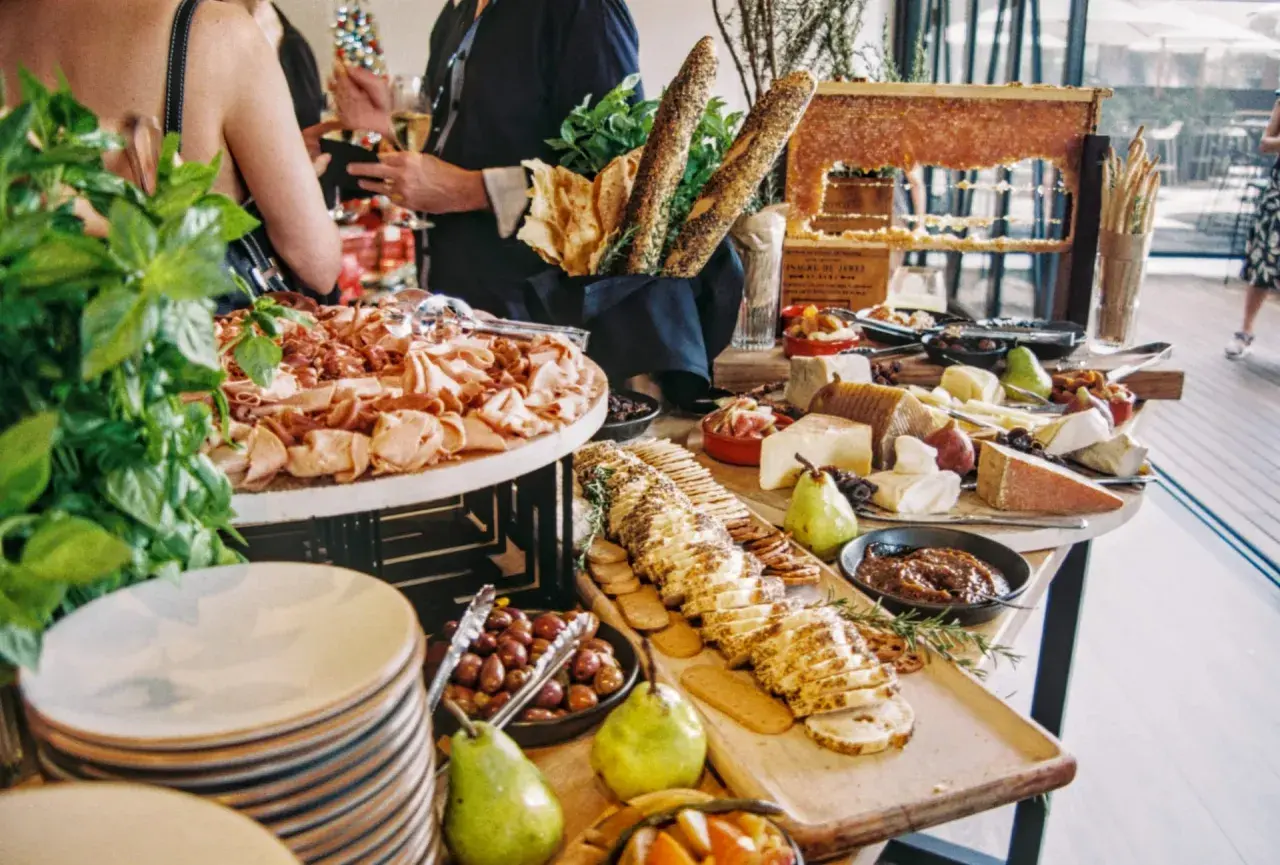 Bandeja de charcutería y quesos, con panes y frutas. ¡Ideas de catering para un evento especial!