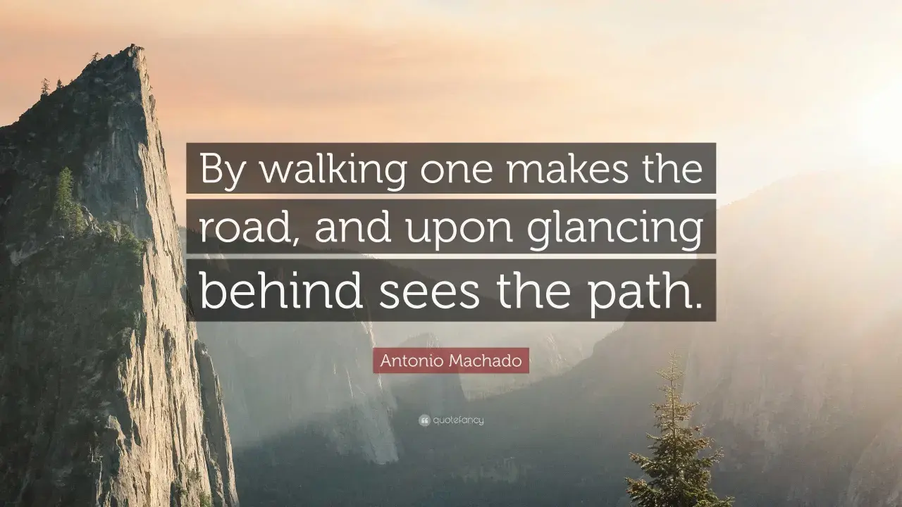 Paisaje montañoso con la cita de Antonio Machado: "Caminante, no hay camino, se hace camino al andar.