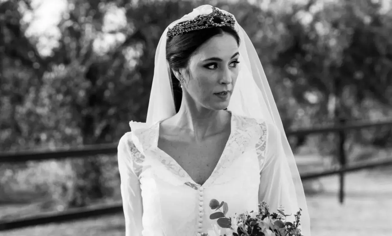 La novia de Juan Miranda, con velo y ramo, luce radiante.