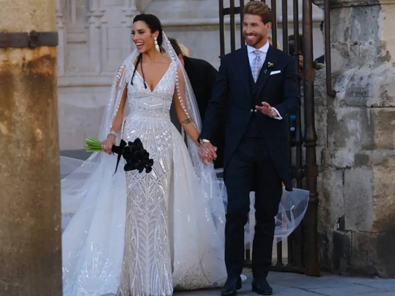La feliz pareja en la boda de Pilar Rubio y Sergio Ramos. Ella luce un espectacular vestido de novia, él un elegante traje.