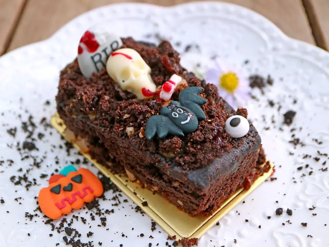 Tartas de Halloween originales: un postre de chocolate con calavera, murciélago y tumba, ¡perfecto para la noche de brujas!