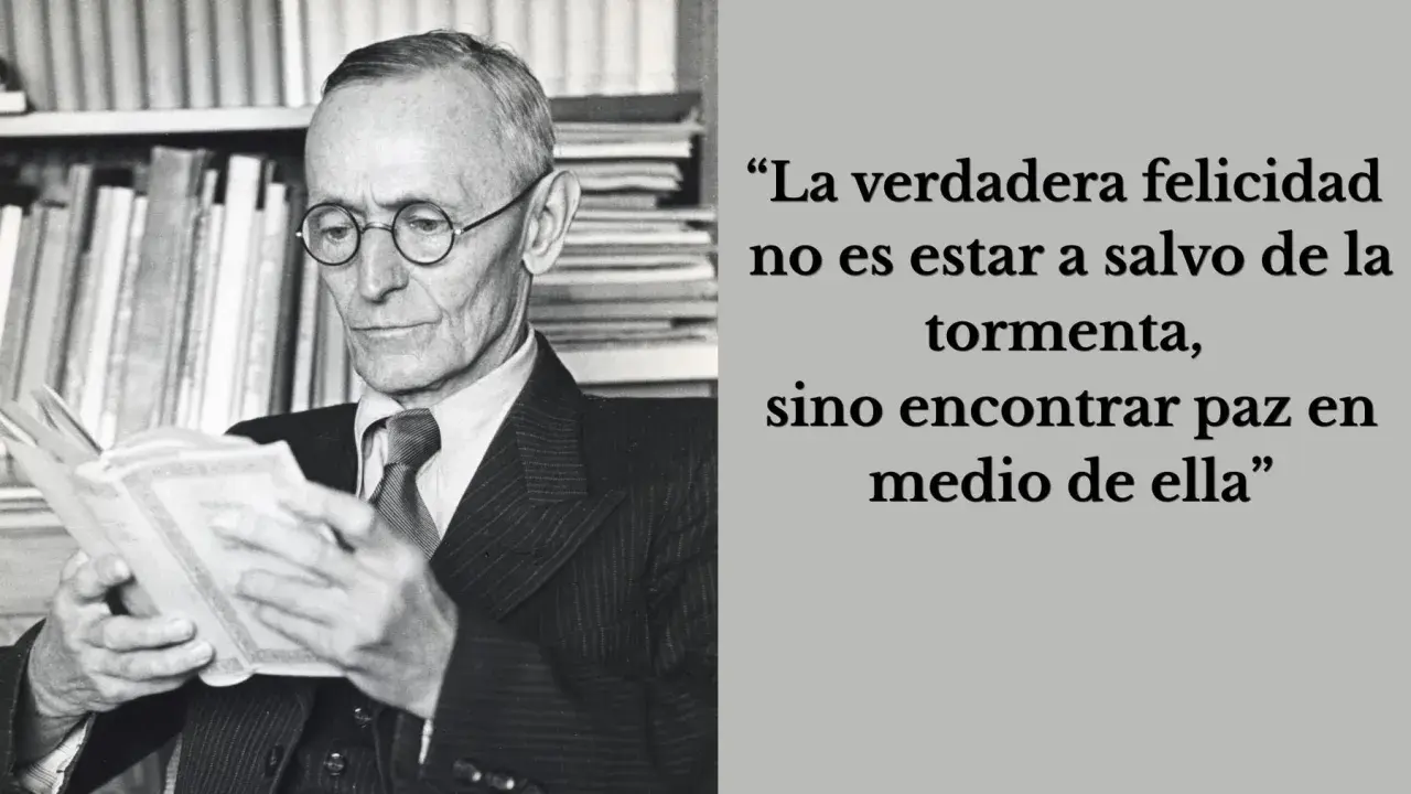Un hombre mayor con gafas lee un libro, rodeado de estanterías. Una cita de Hermann Hesse frases inspira: "La verdadera felicidad no es estar a salvo de la tormenta, sino encontrar paz en medio de ella".