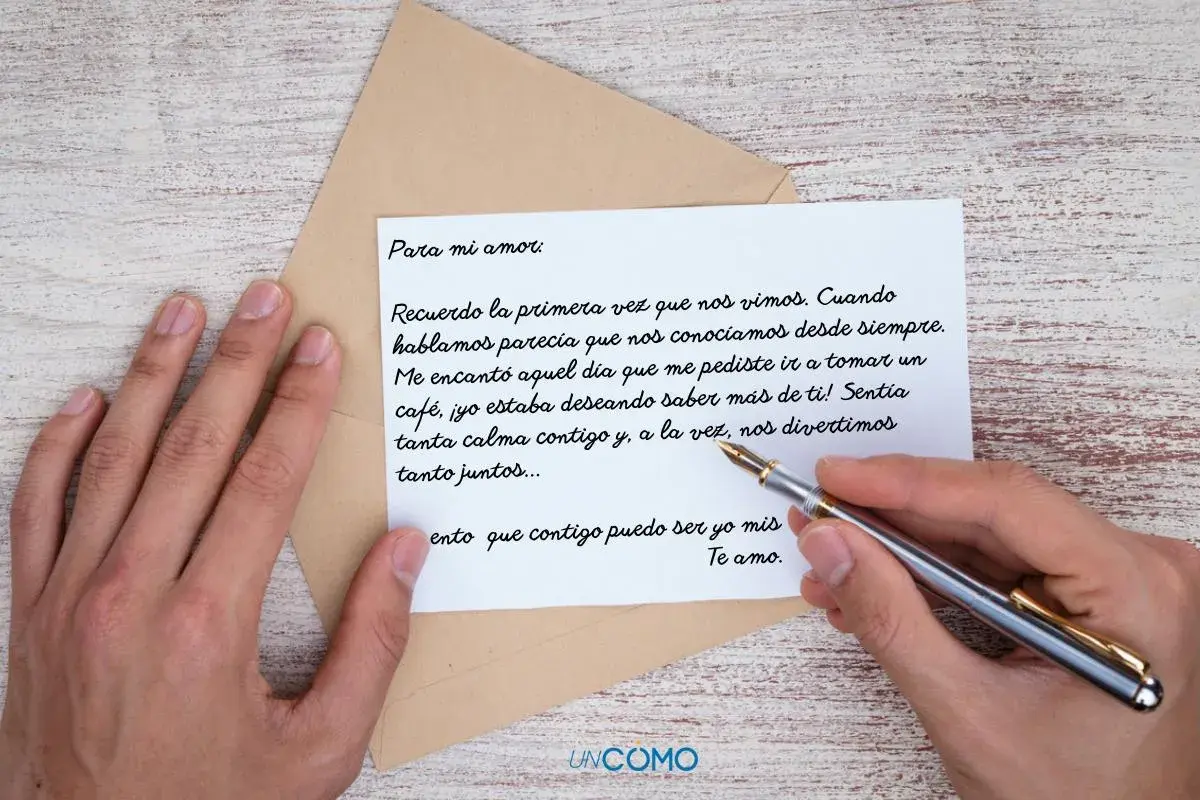 Una mano sostiene una pluma sobre una carta de amor para mi novio. El texto evoca el primer encuentro y la conexión instantánea.