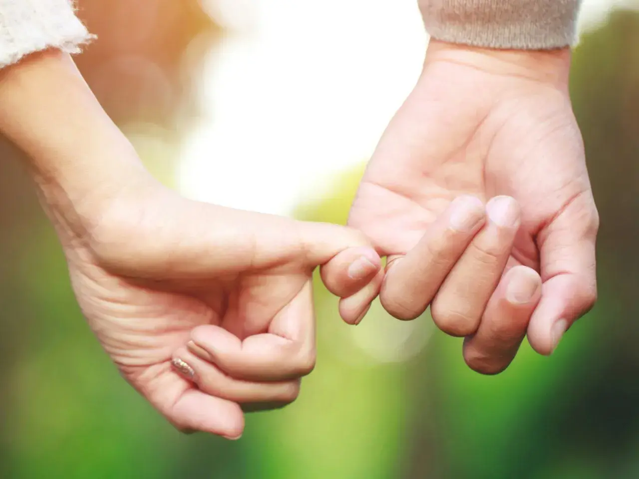Manos entrelazadas, un símbolo de amor y compromiso. Inspiración para frases de parejas exitosas que construyen un futuro juntos.