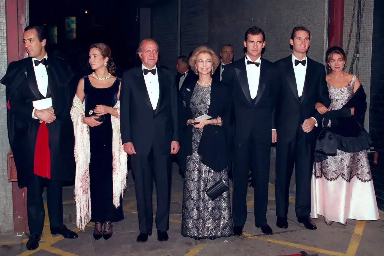 Familia real espa&ntilde;ola celebra feliz aniversario 50 a&ntilde;os de casados. Reyes Juan Carlos y Sof&iacute;a, pr&iacute;ncipes Felipe y Letizia, y otros miembros de la realeza.