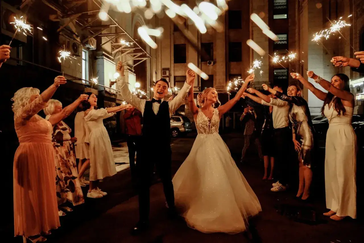Novios celebran con bengalas, rodeados de amigos y familiares. Una noche m&aacute;gica que celebra los beneficios de casarse.