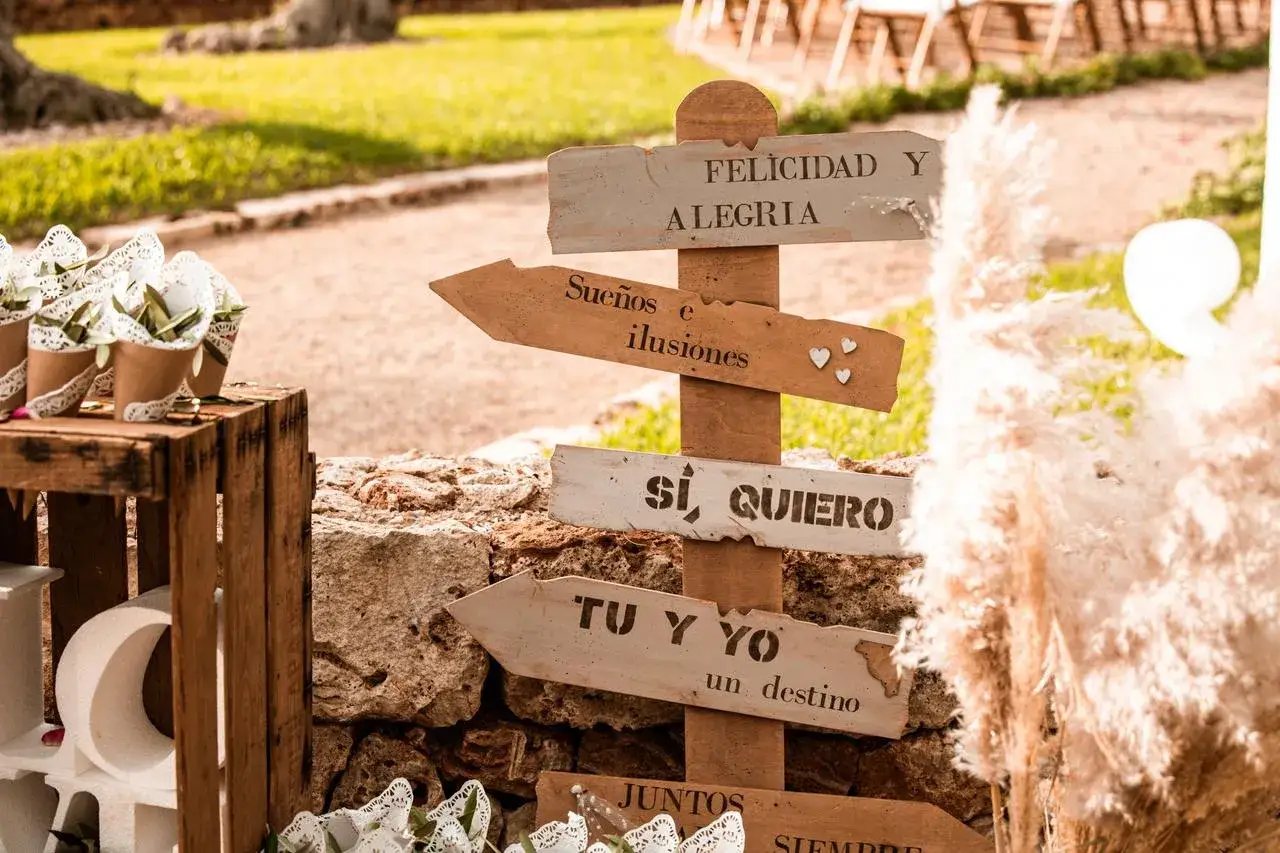 Señalización rústica con frases románticas, como