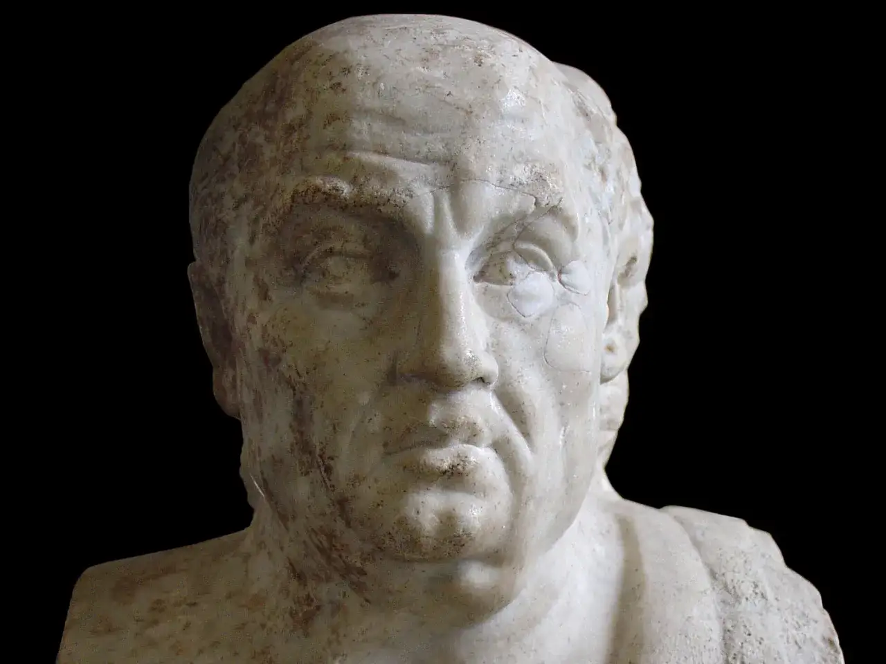 Busto de m&aacute;rmol de S&eacute;neca, fil&oacute;sofo estoico, cuyas frases inspiran sabidur&iacute;a y reflexi&oacute;n.