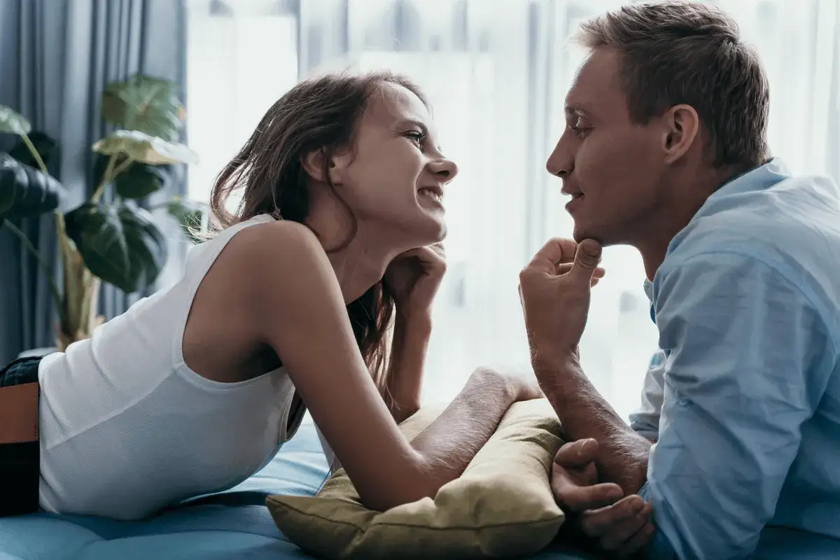 Una pareja joven se mira con ternura. Ella sonr&iacute;e, &eacute;l la observa. &iquest;C&oacute;mo saber si le gustas a un hombre? Sus miradas lo dicen todo.