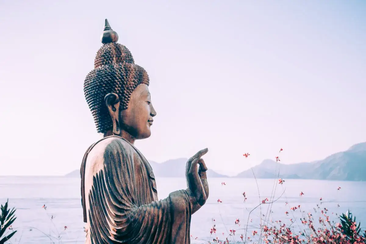 Estatua de Buda serena junto al mar, inspirando paz y sabidur&iacute;a, como en las lao tse frases.