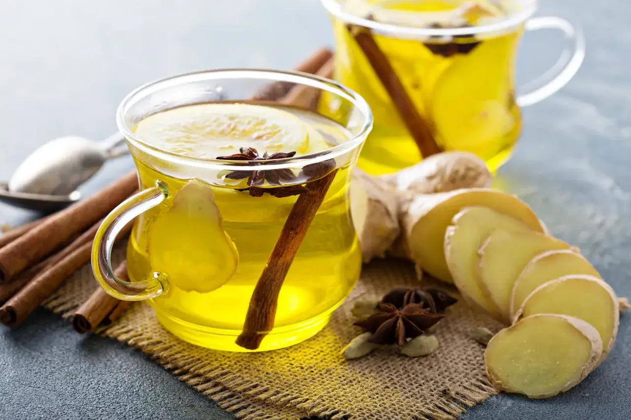 T&eacute; de jengibre con lim&oacute;n y canela. Cuidado, el jengibre sube la tensi&oacute;n.