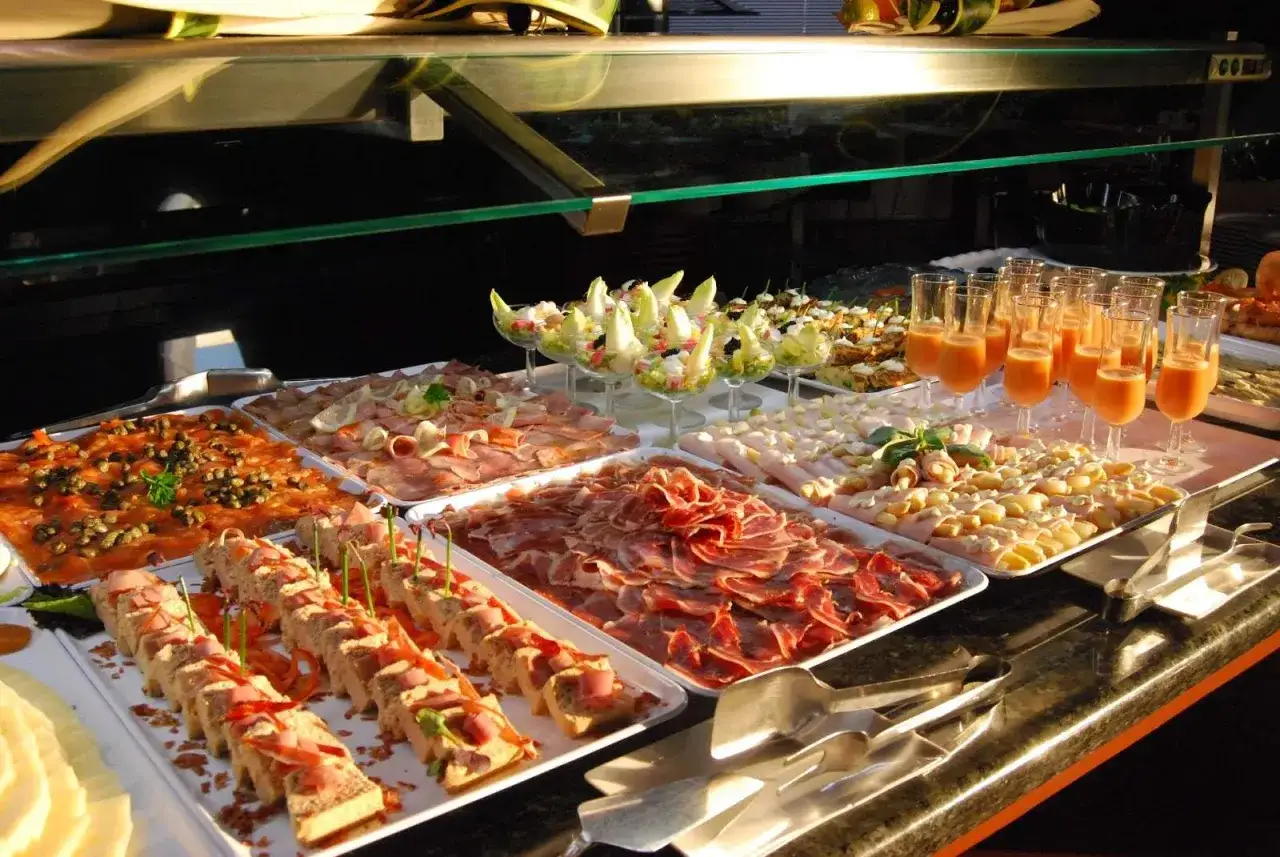 Buffet de comida para 20 personas en casa: salm&oacute;n, jam&oacute;n, quesos, canap&eacute;s y zumos.