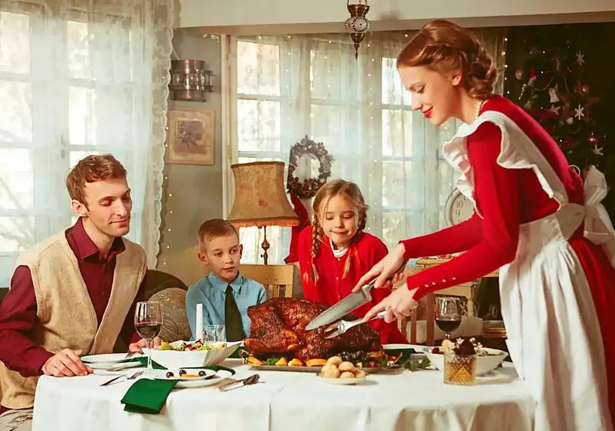 Una familia celebra la Navidad. La madre, una tradwife que es, sirve el pavo. El padre y los hijos esperan ansiosos.