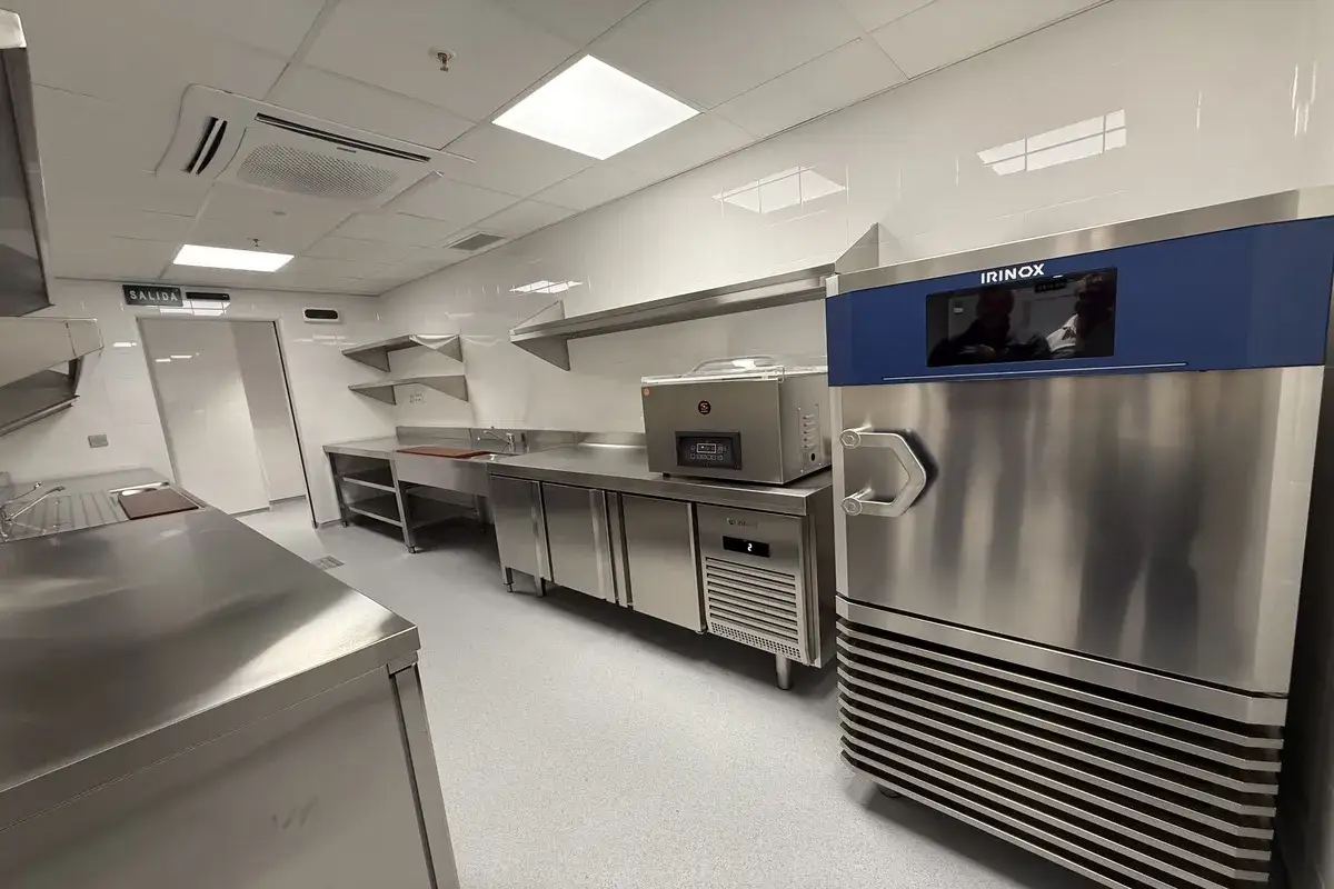 Cocina profesional lista para montar un catering en casa. Equipamiento de acero inoxidable, envasadora al vac&iacute;o y abatidor de la marca IRINOX.