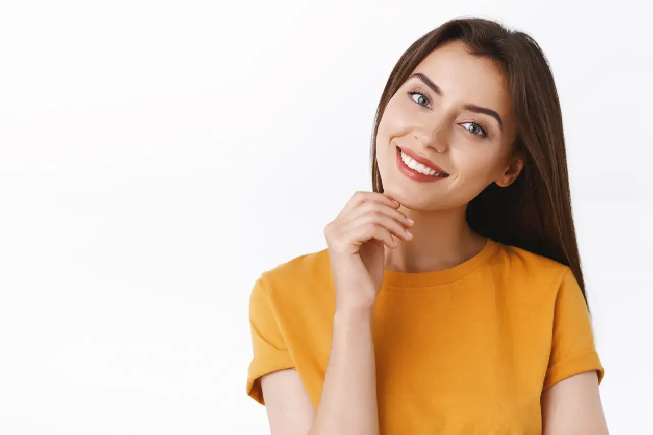Una mujer joven con una sonrisa radiante, como si inspirara frases cortas llenas de alegr&iacute;a.