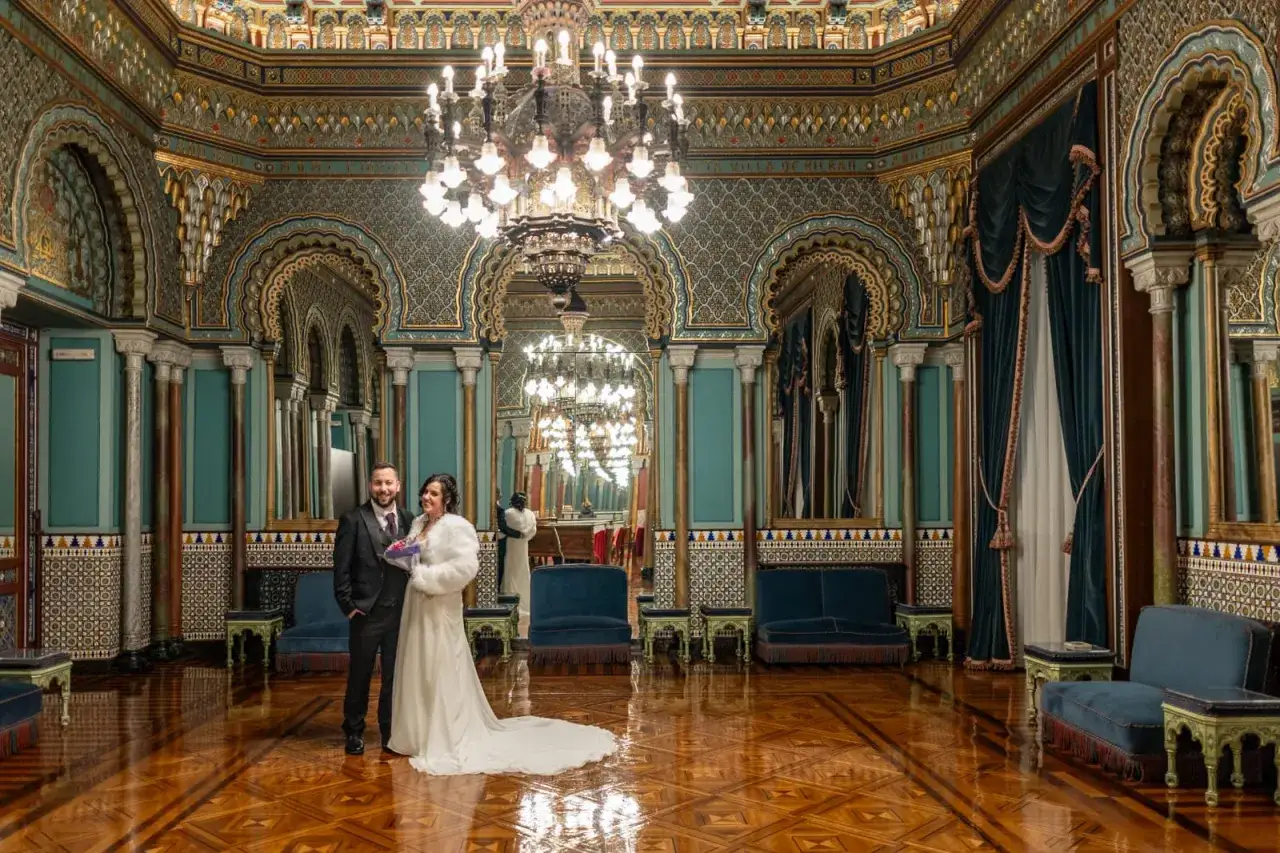 Novios posan en un sal&oacute;n lujoso. La ceremonia, que define cuanto dura una boda civil, es r&aacute;pida pero memorable.