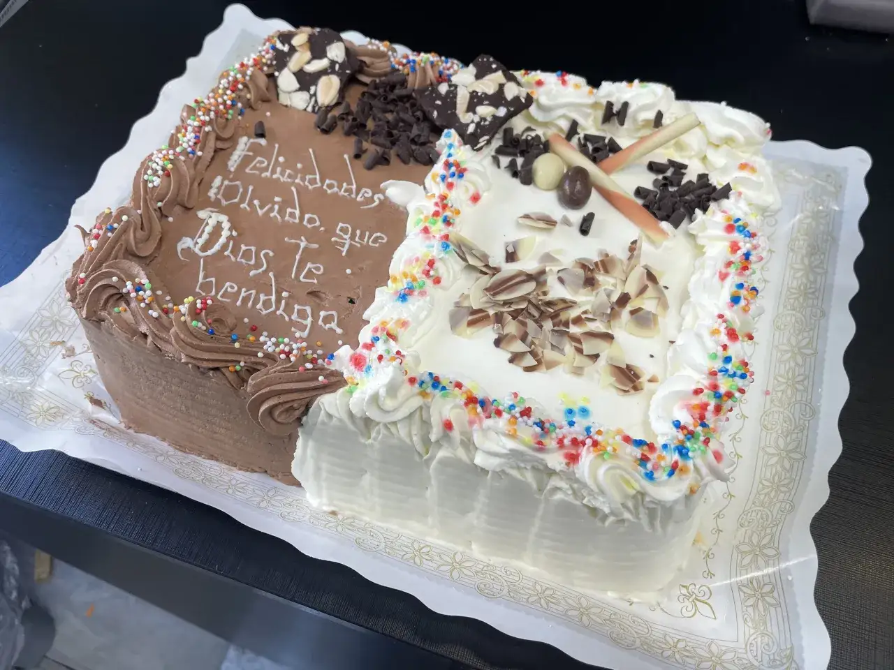 Pastel de cumplea&ntilde;os con cobertura de chocolate y crema, decorado con chispas y virutas de chocolate. &iexcl;Ideas para tartas de cumplea&ntilde;os!