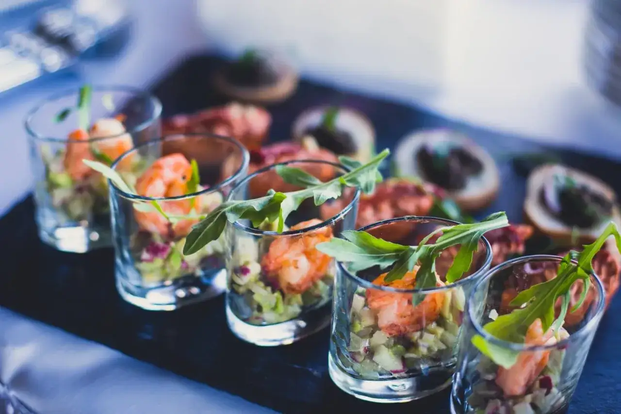 Deliciosos camarones en vasitos, un ejemplo de qu&eacute; es servicio de catering para eventos.